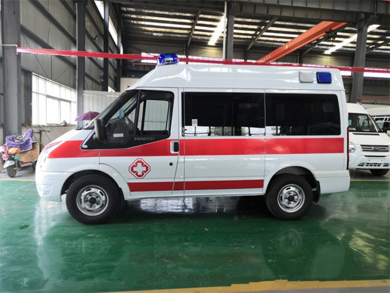 福特V348短軸中頂監(jiān)護型救護車